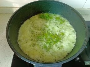 油温五成热放油锅开中火炸。