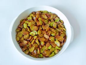 捞出蚕豆，控干油或者放油纸控干。