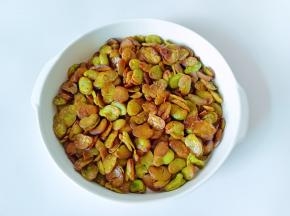 捞出蚕豆，控干油或者放油纸控干。