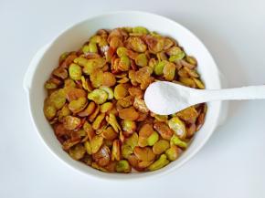 加一勺盐翻拌均匀即可！