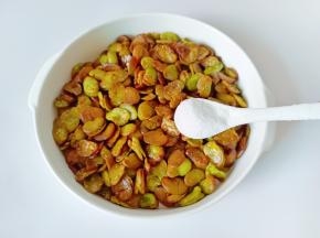 加一勺盐翻拌均匀即可！