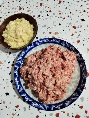 五花肉（三肥七瘦）去皮，用料理机搅打成肉糜，蒜瓣和生姜洗净沥干水分，用料理机搅打成末备用！