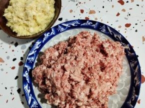 五花肉（三肥七瘦）去皮，用料理机搅打成肉糜，蒜瓣和生姜洗净沥干水分，用料理机搅打成末备用！