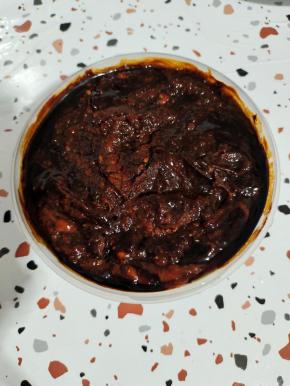 碗中放入4大勺黄豆酱，4大勺郫县豆瓣
酱，1瓶甜面酱（300克），3大勺蚝油，4大勺生抽，一大勺老抽搅拌均匀调成终极酱汁儿!