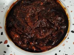 碗中放入4大勺黄豆酱，4大勺郫县豆瓣
酱，1瓶甜面酱（300克），3大勺蚝油，4大勺生抽，一大勺老抽搅拌均匀调成终极酱汁儿!