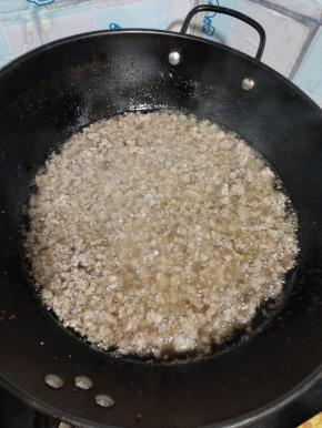 锅中倒入适量的油（油尽量多倒一些。这样熬出来的酱才香，放的时间久！），放入肉末煸炒至肉糜散开，变色！