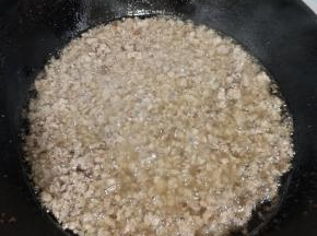 锅中倒入适量的油（油尽量多倒一些。这样熬出来的酱才香，放的时间久！），放入肉末煸炒至肉糜散开，变色！