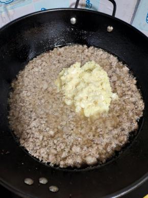 放入生姜末和蒜蓉，翻炒2分钟左右！