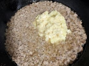 放入生姜末和蒜蓉，翻炒2分钟左右！