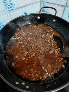 用铲子翻炒均匀！