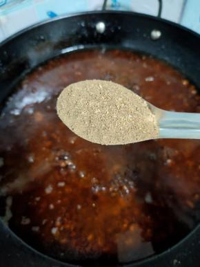 放入三大勺花椒粉！