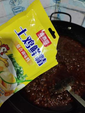 放入三大勺鸡精！