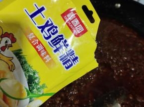 放入三大勺鸡精！