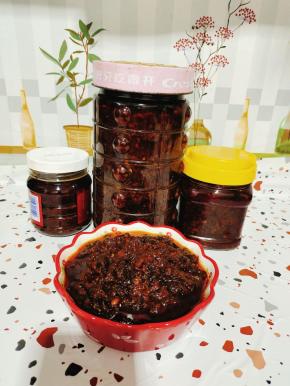 放入干净无生水的容器中，拧紧盖子密封好！放入冰箱冷藏保存！随吃随取！特别方便！