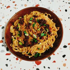 早上起来直接把面条煮熟，过一遍温开水（这样面条更爽滑，不粘连！），放入适量熬好的炸酱，再放入适量的葱花拌匀即可食用！是不是特别的简单方便？