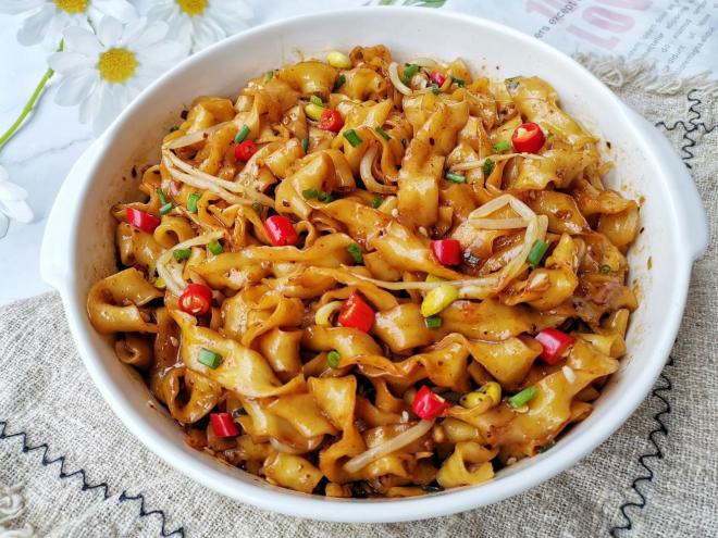 香拌油泼刀削面