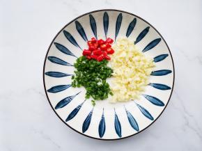 同时将葱蒜小米椒切碎。