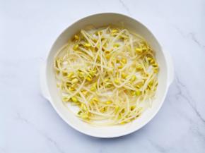 豆芽煮熟铺在碗底，