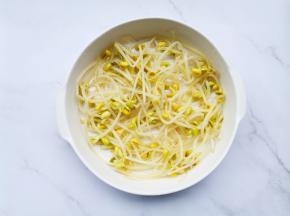 豆芽煮熟铺在碗底，