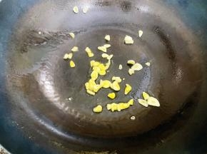 锅里加入植物油，放入蒜片爆香