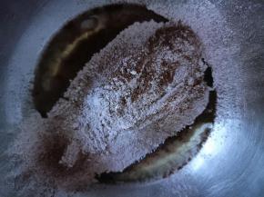 加入提前过筛好的低筋面粉和可可粉。