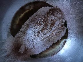 加入提前过筛好的低筋面粉和可可粉。