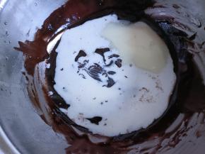 混合均匀后加入牛奶和炼乳搅拌均匀。