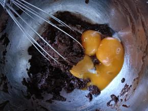 加入蛋黄混合均匀。