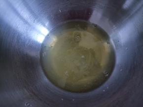 蛋清分三次加细砂糖打发。