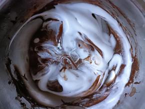 加入三分之一蛋白霜翻拌均匀。