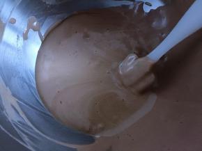 再倒入剩余的蛋白霜中翻拌均匀。