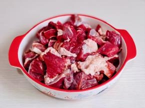 牛肉已经切小块。