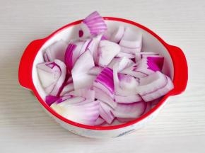 洋葱去皮切小块。