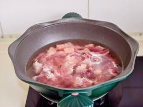 牛肉冷水下锅，大火烧开撇出血沫煮3分钟。