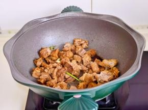 小火翻炒2分钟。