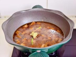 加入清水，香味，八角，冰糖，盖上盖子烧开转小火炖45分钟左右。（时间自己调整，炖烂即可）