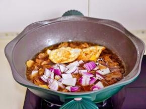 加入洋葱块，还加了两个荷包蛋，再炖15分钟。