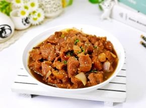 盛出装盘撒葱花芝麻。