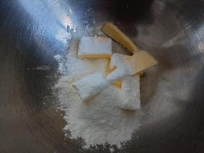 奶油奶酪霜制作:黄油加糖粉搅打均匀。