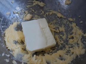 再加入提前软化的奶油奶酪搅打均匀即可。