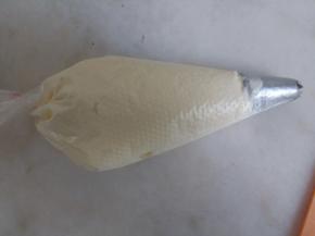 装入裱花袋即可裱花了。