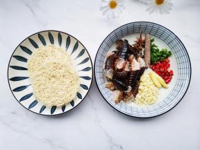 准备好所有食材，小龙虾去头， 去虾线洗净焯水。