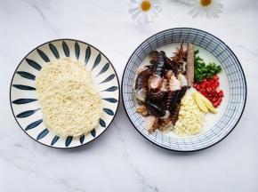 准备好所有食材，小龙虾去头， 去虾线洗净焯水。