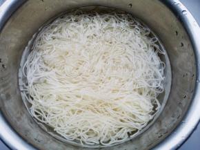 面饼煮熟捞出泡凉开水中。