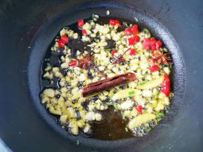 锅内热油，放入配料所有炒香，