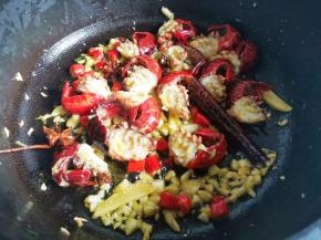 再加入虾尾翻炒，