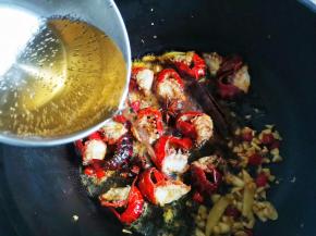 倒入1瓶啤酒烧开。