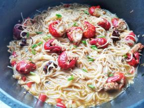 加入面条再次烧开，加一勺盐，煮至收汁撒葱花即可。