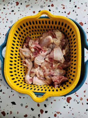 三黄鸡剁成小块，清洗干净沥干水分备用！