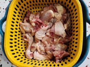 三黄鸡剁成小块，清洗干净沥干水分备用！
